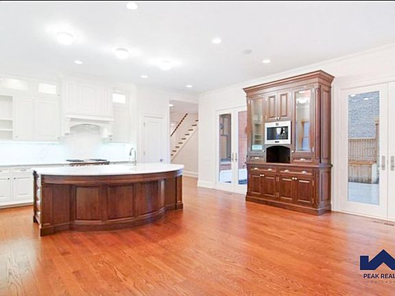 5th image of 601 W Belden Ave #A