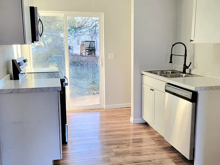 4062 Bruene Ave — Photo 8