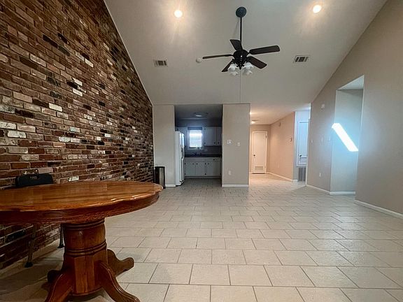 3rd image of 2729 Greenbriar Dr