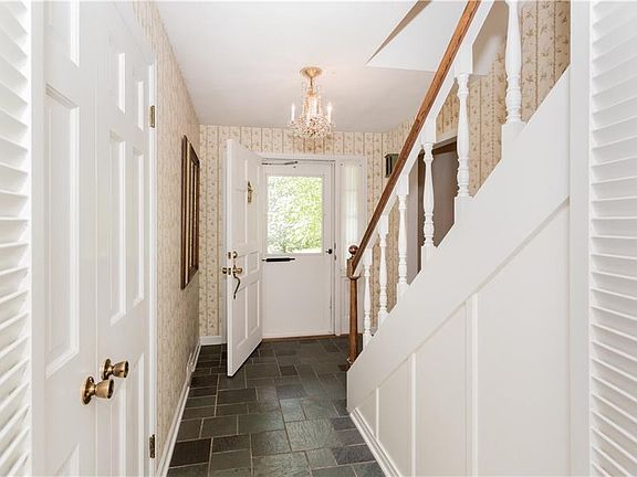 3rd image of 401 Churchill Ln