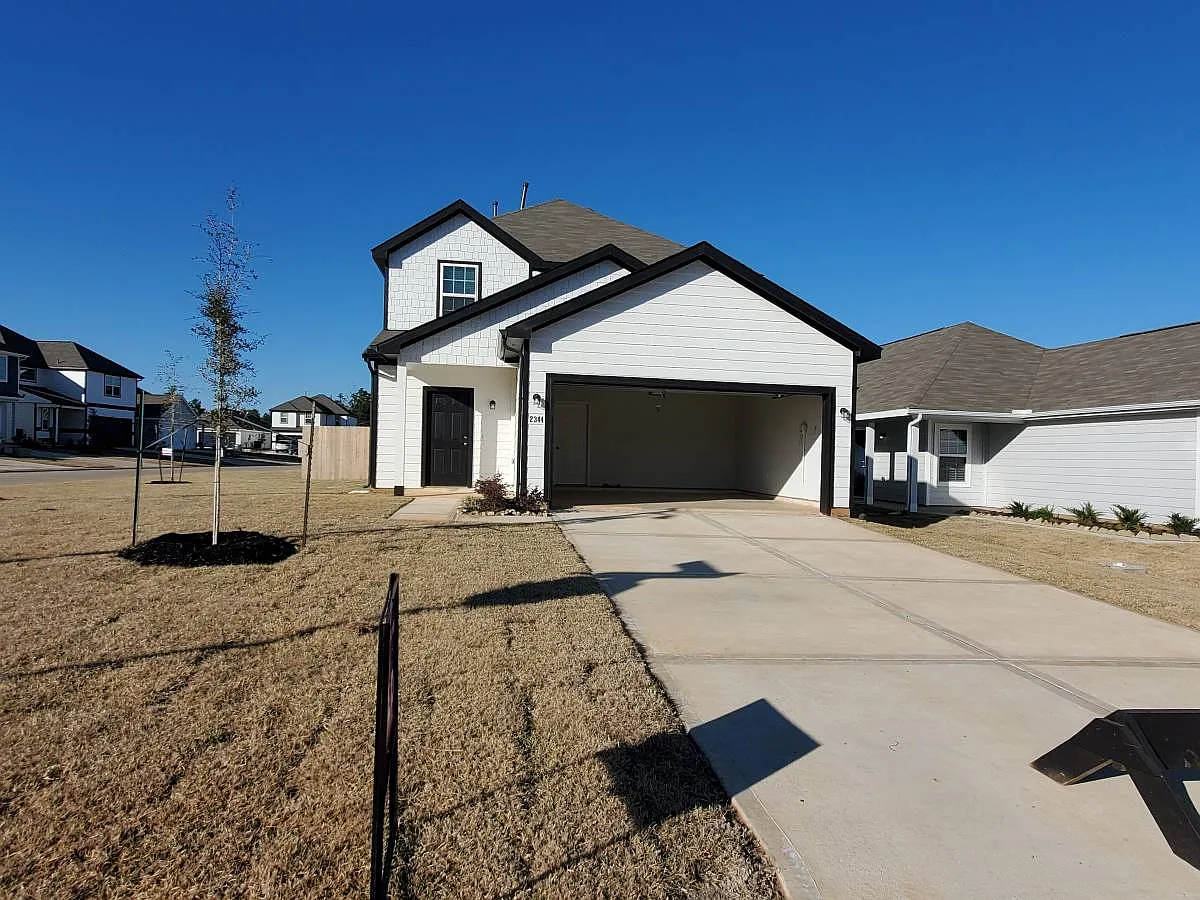 4 bed, $1,200 — Photo 2