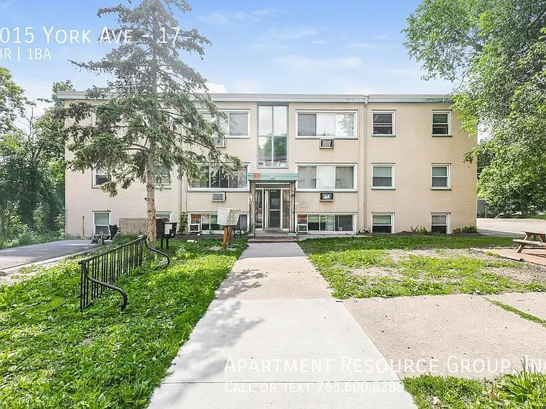 1015 York Ave #17 — Photo 2