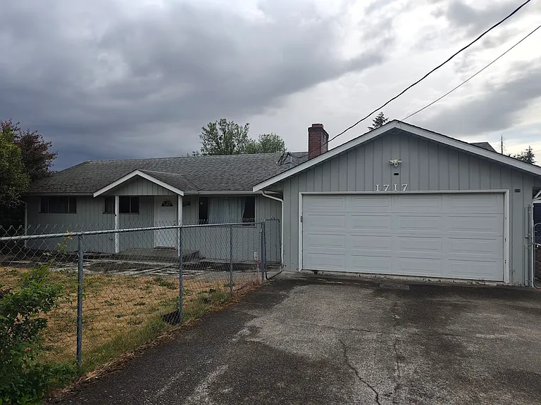 1717 Davis Ave S — Photo 1