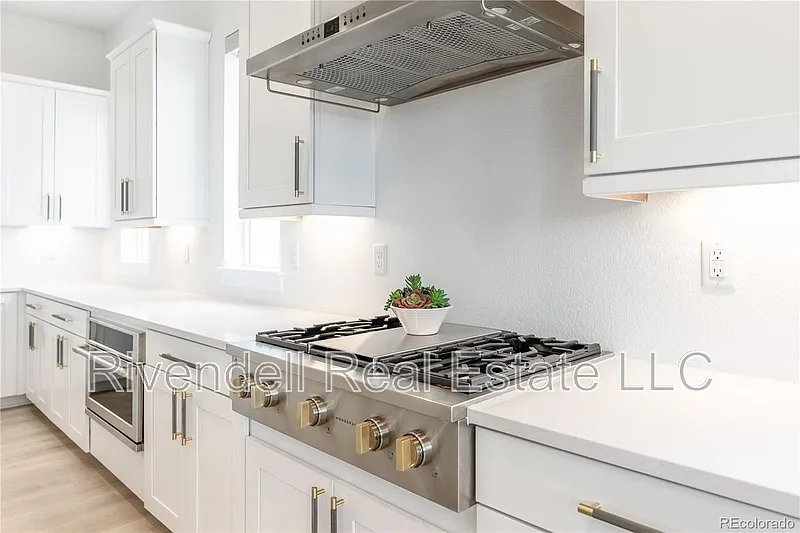 5 bed, 5.0 bath, 5733 sqft, $6,490 — Photo 4