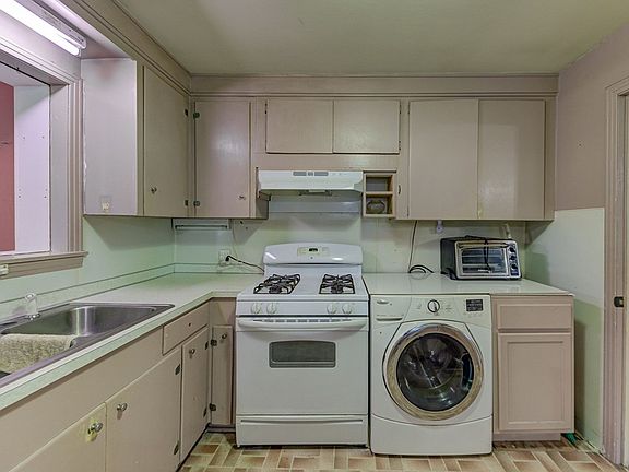 5th image of 208 Central Dr