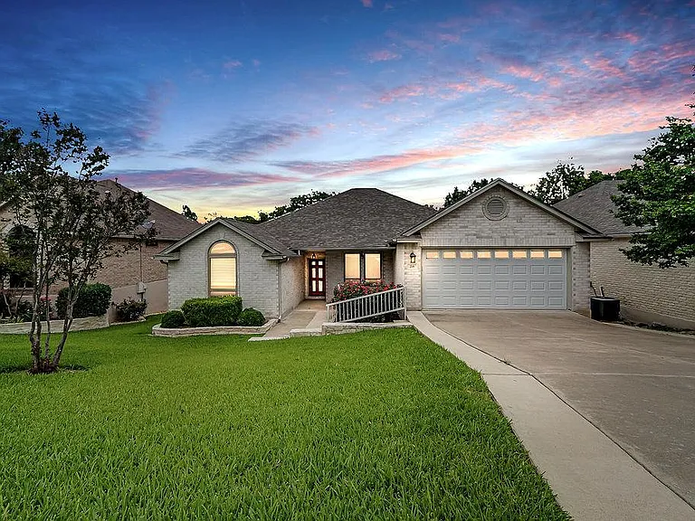 218 E Creekview Dr — Photo 1