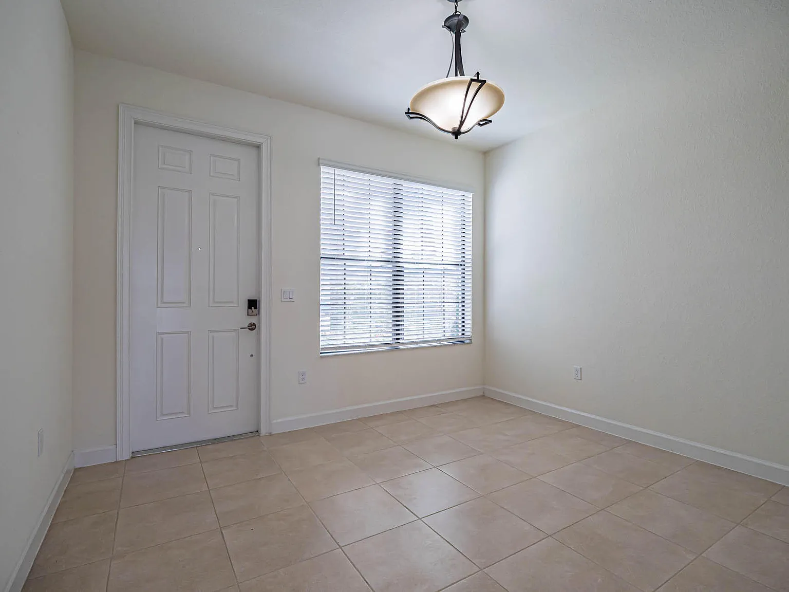 3 bed, 2.5 bath, 1600 sqft, $2,400 — Photo 2