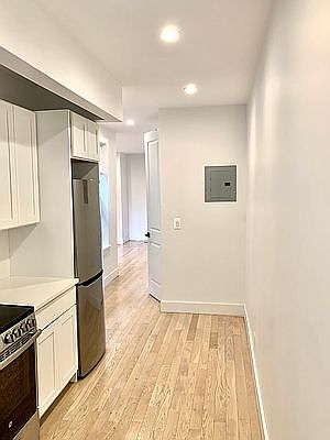 4th image of 1658 Saint Johns Pl #3R
