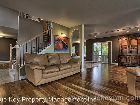 4th image of 909 SE 77th Ct