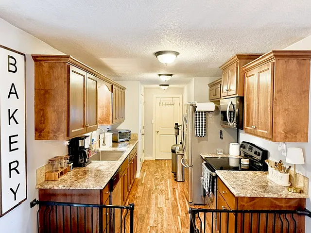 3 bed, 1.5 bath, 1568 sqft, $2,400 — Photo 3