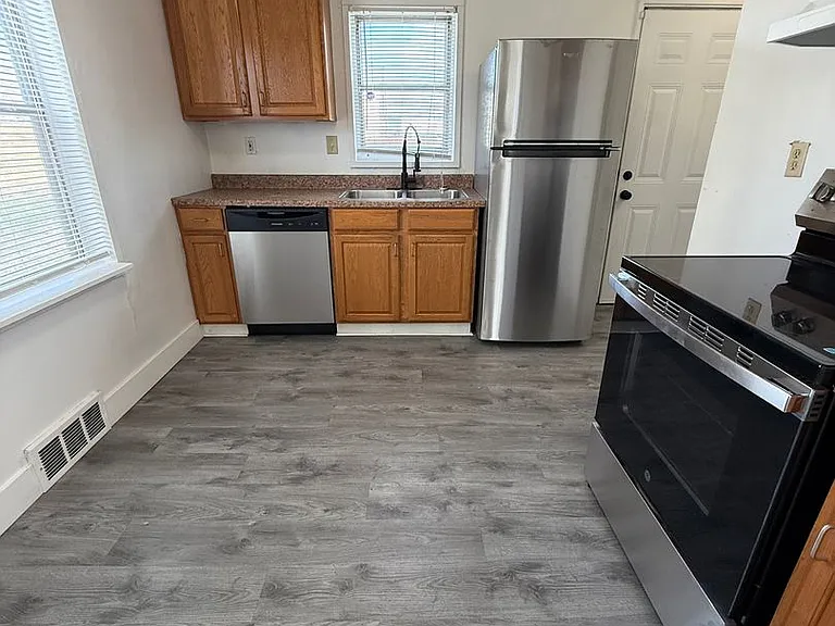 9523-9525 Charlotte St — Photo 7