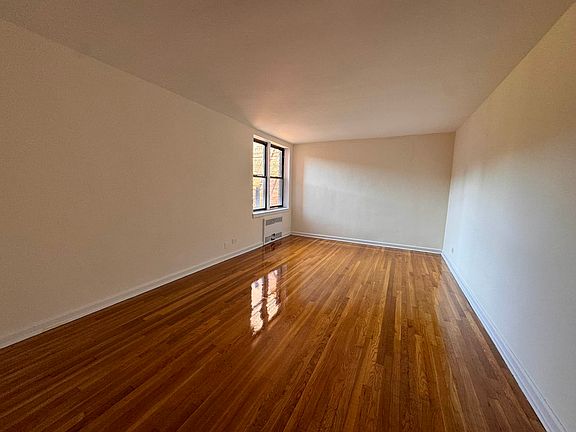 3rd image of 140-35 Burden Cres #5