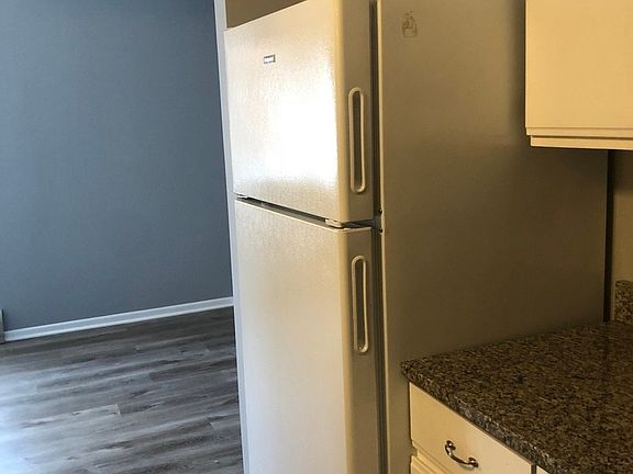 3rd image of 28 E Hattendorf Ave #4