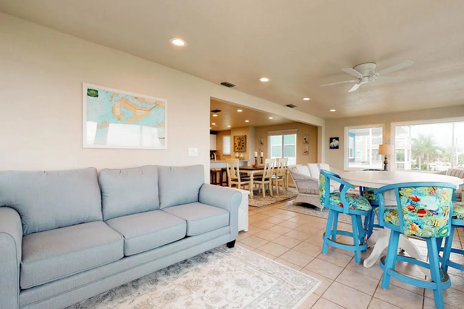 2 bed, 1.0 bath, 893 sqft, $10,260 — Photo 2
