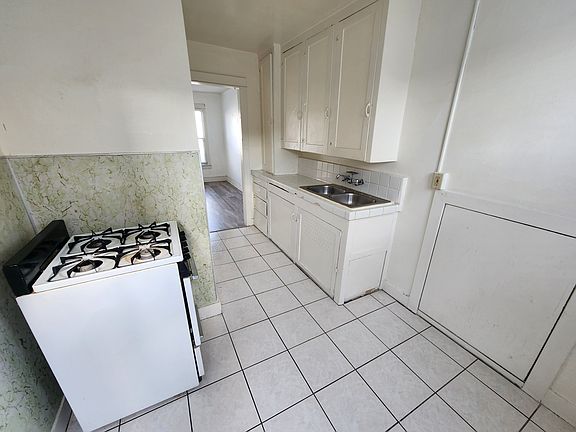 5th image of 957 W 9th St APT 4
