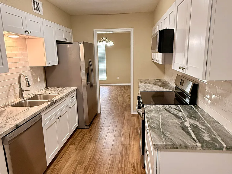 1013 Park Meadow Dr — Photo 2