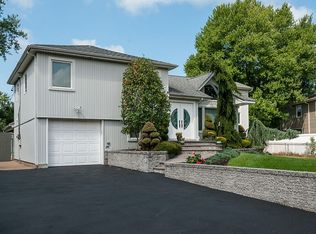 5 Walnut Dr, Syosset, NY 11791