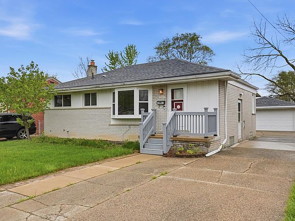 3rd image of 28467 Florence St