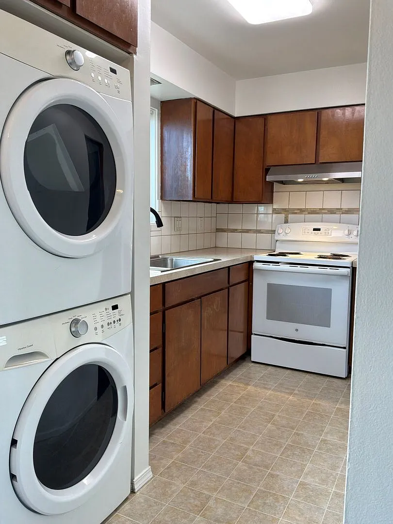 236 E Lauridsen Blvd — Photo 4