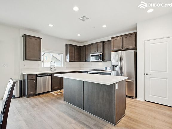 5th image of 562 Montage St