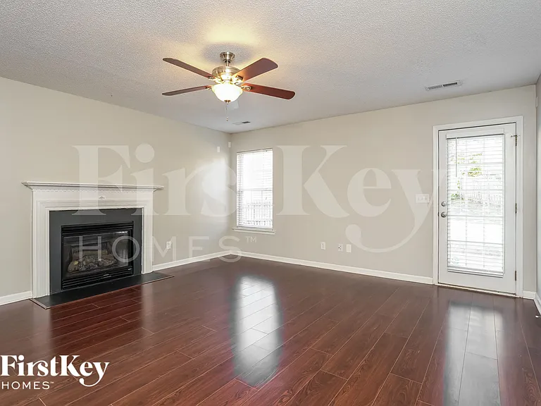 4145 Crestwood Cir — Photo 2