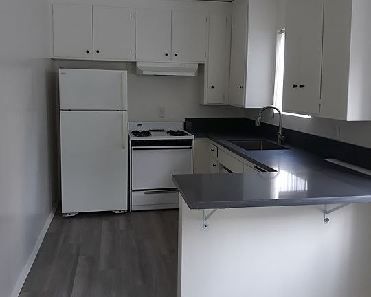 5th image of 320 S Harvard Blvd #10