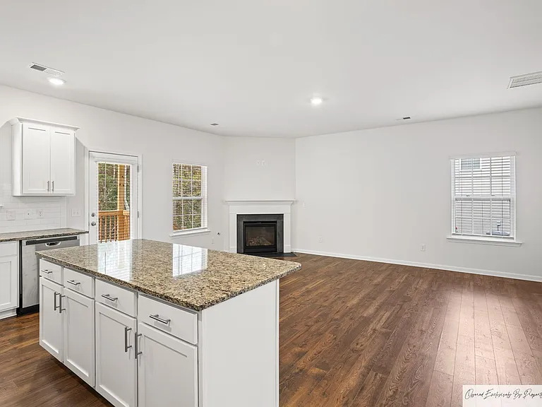568 Stone Hollow Dr — Photo 7