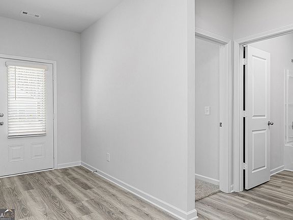 3rd image of 662 Mackenzie Cv