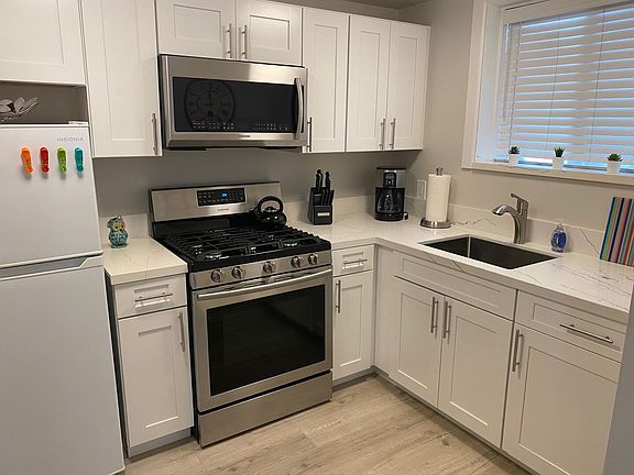 2nd image of 942 23rd St APT C