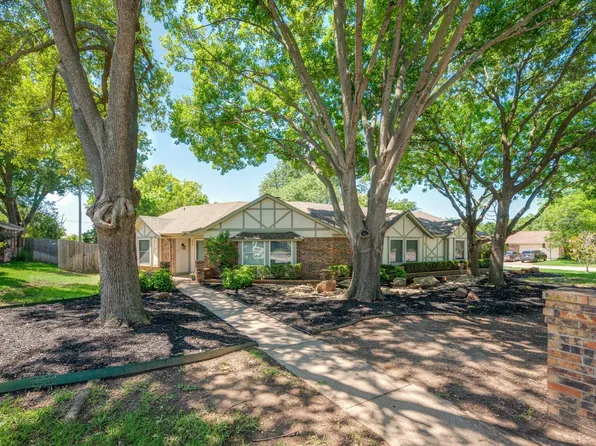 2065 Normandy Dr, Hurst, TX 76054
