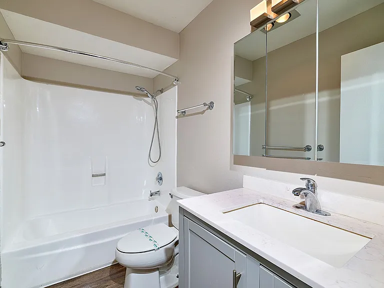 Surfcaster Apartments — Photo 19