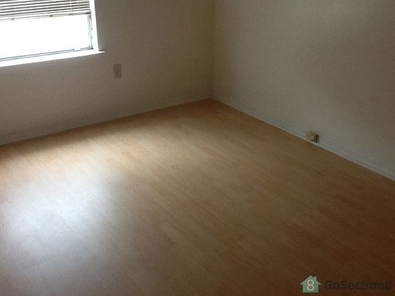 5th image of 725 Gladstone Ct