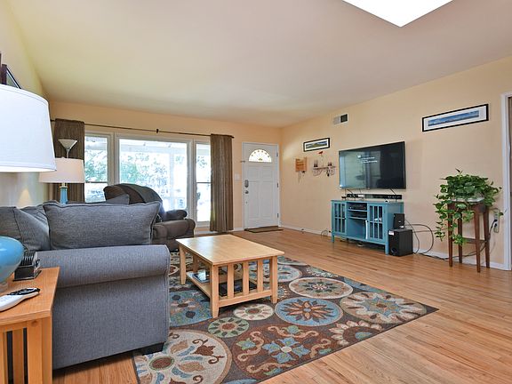 5th image of 16440 Dearborn St
