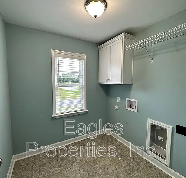451 Fallingbrook Dr — Photo 11