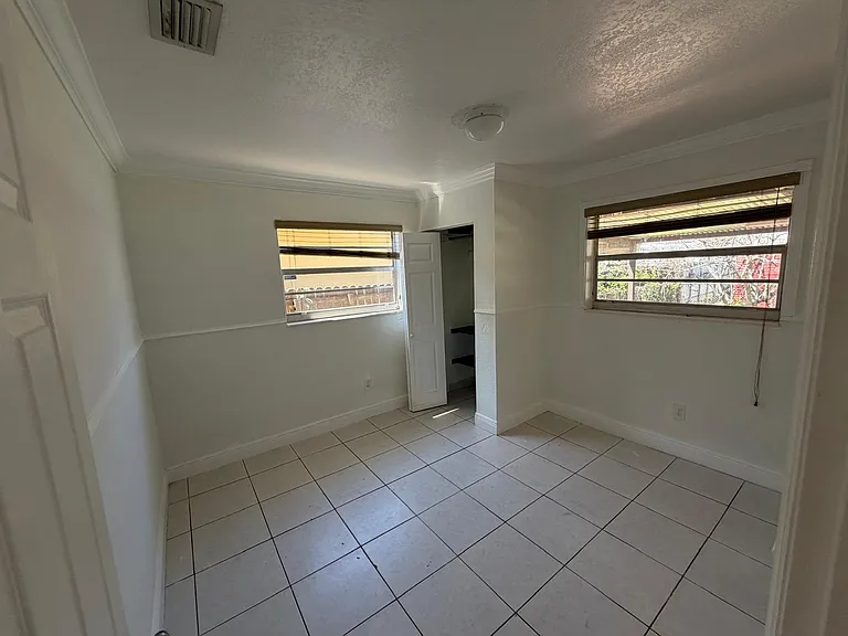 9243 SW 39th St — Photo 7