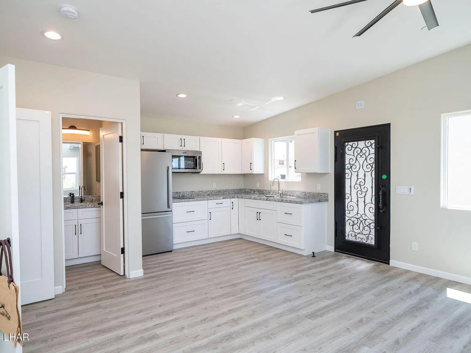 Studio, 1.0 bath, 401 sqft, $995 — Photo 3