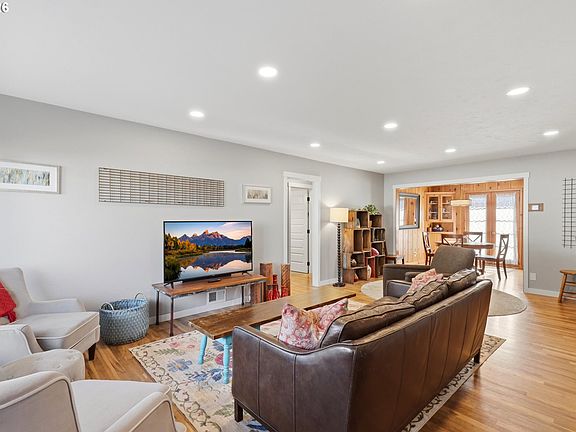 4th image of 208 N College St