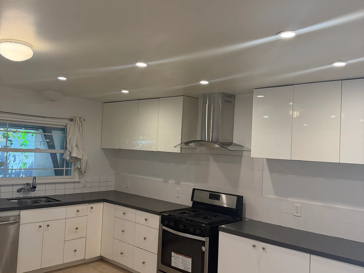3 bed, 1100 sqft, $3,200 — Photo 2