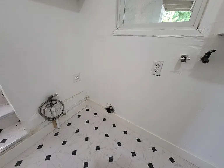 555 W Whittier Ave — Photo 20