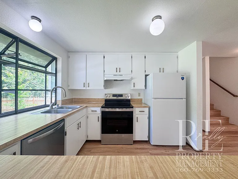 2228 NE Ridgewood Dr — Photo 6