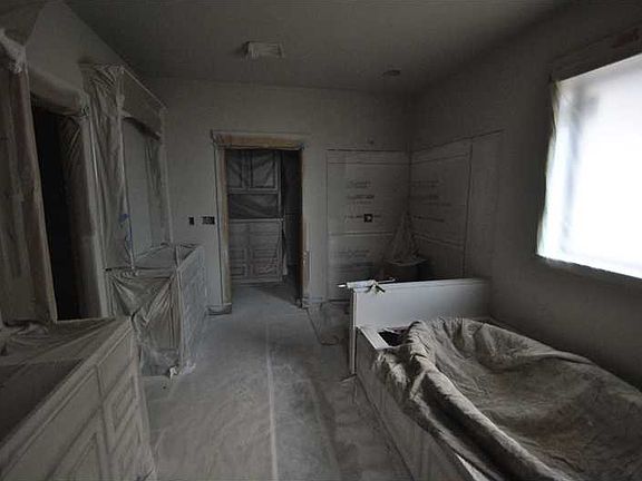 3rd image of 805 SE Hendrix St