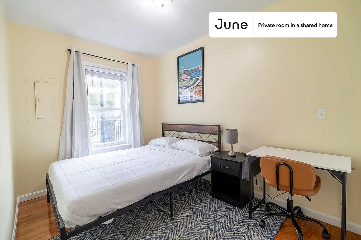Queen bedroom in 3 bed/2 bath home in East Boston #1849 A — Photo 1