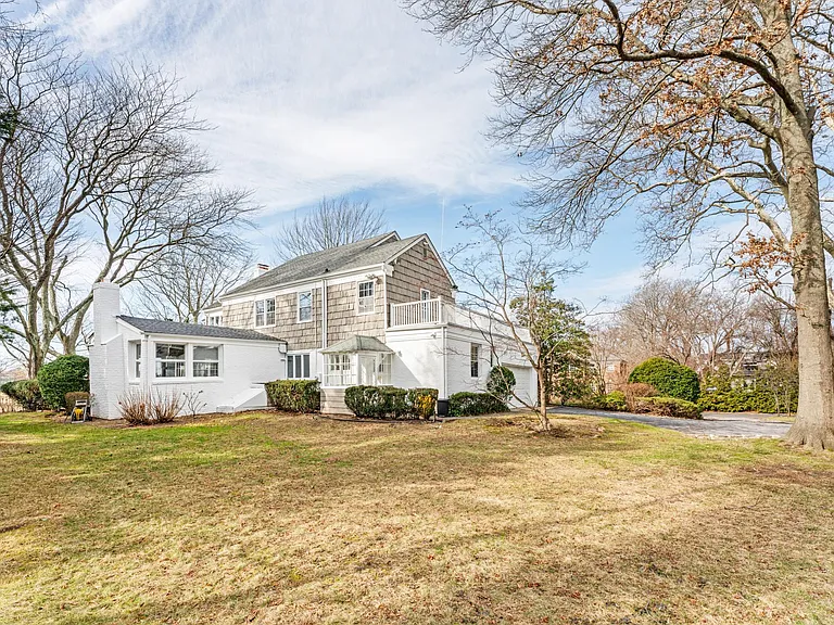 803 Barberry Ln — Photo 4