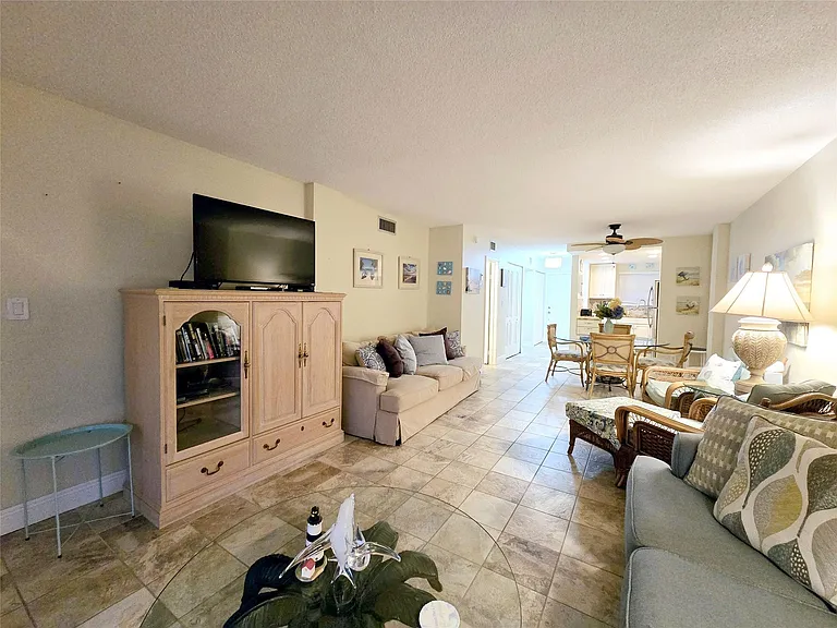 1161 Hillsboro Mile #506 — Photo 31