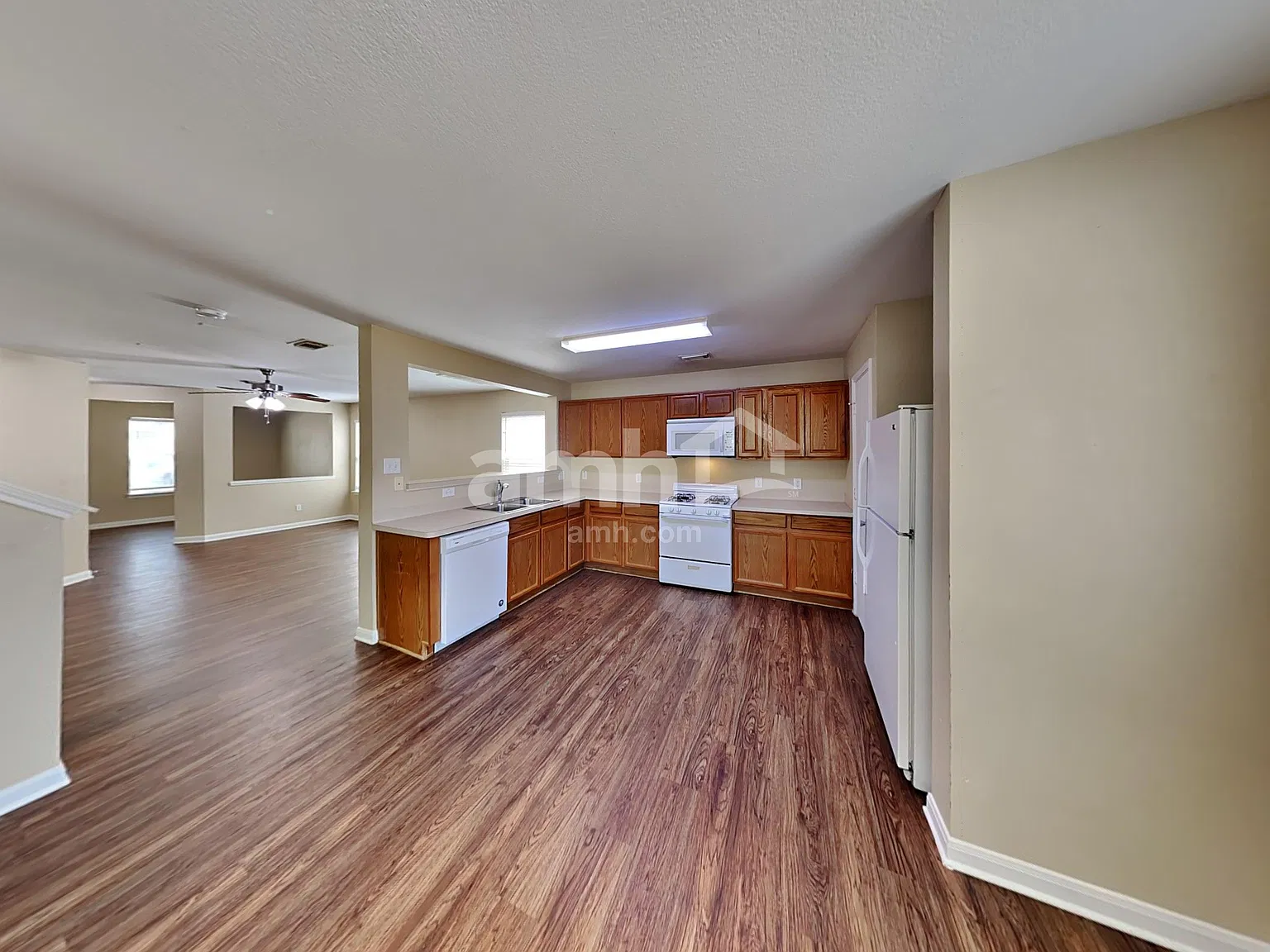 3 bed, 2.5 bath, 1758 sqft, $1,935 — Photo 3