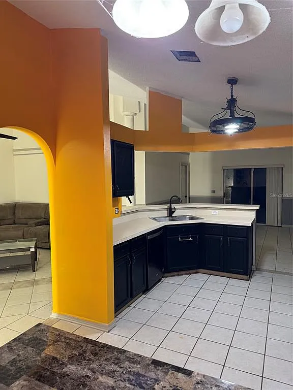 3 bed, 2.5 bath, 1821 sqft, $2,450 — Photo 4