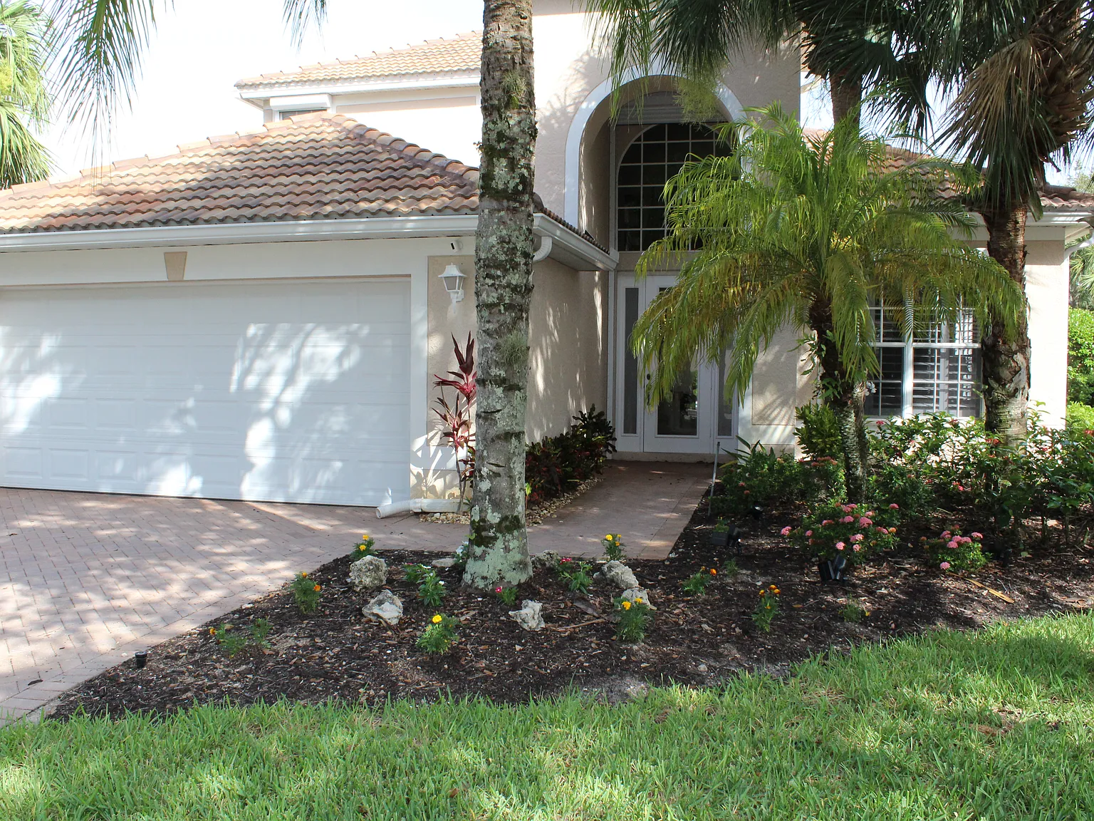 Carlton Lakes Pool Home — Photo 2