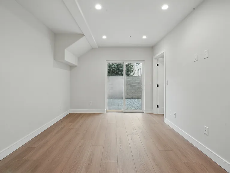 8236 1/2 Blackburn Ave — Photo 11