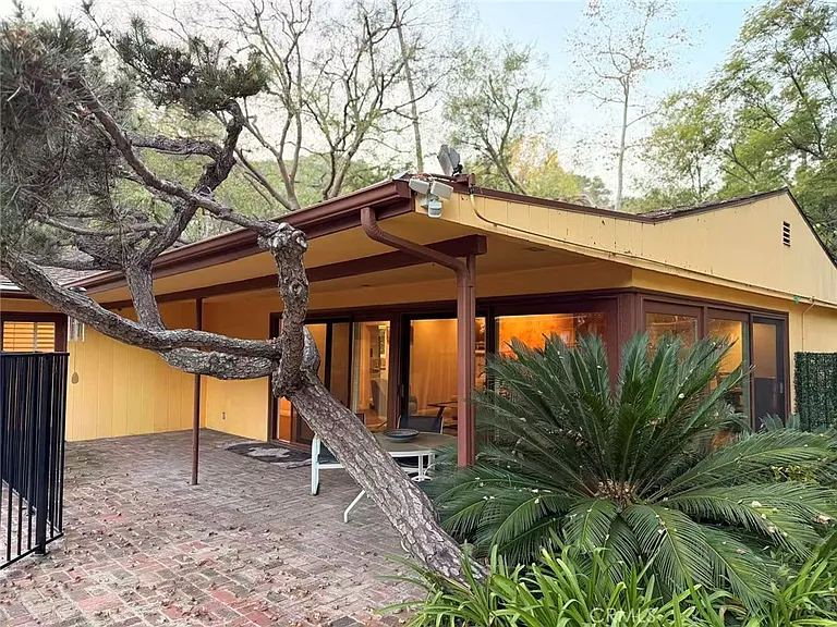 2500 Benedict Canyon Dr — Photo 23