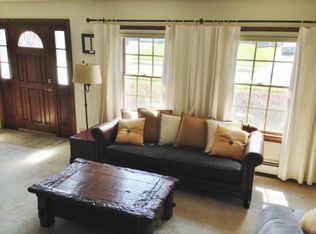 136 Twin Oak Dr, Levittown, PA 19056